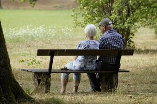 Přetrvávající postsocialistická kocovina v našich prarodičích se nám vymstí - Médium.cz